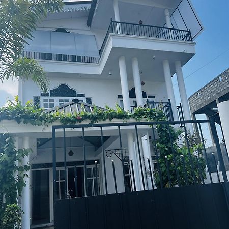 Ramlyn Guesthouse & Restaurant Negombo Extérieur photo
