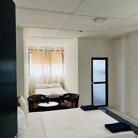 Ramlyn Guesthouse & Restaurant Negombo Extérieur photo