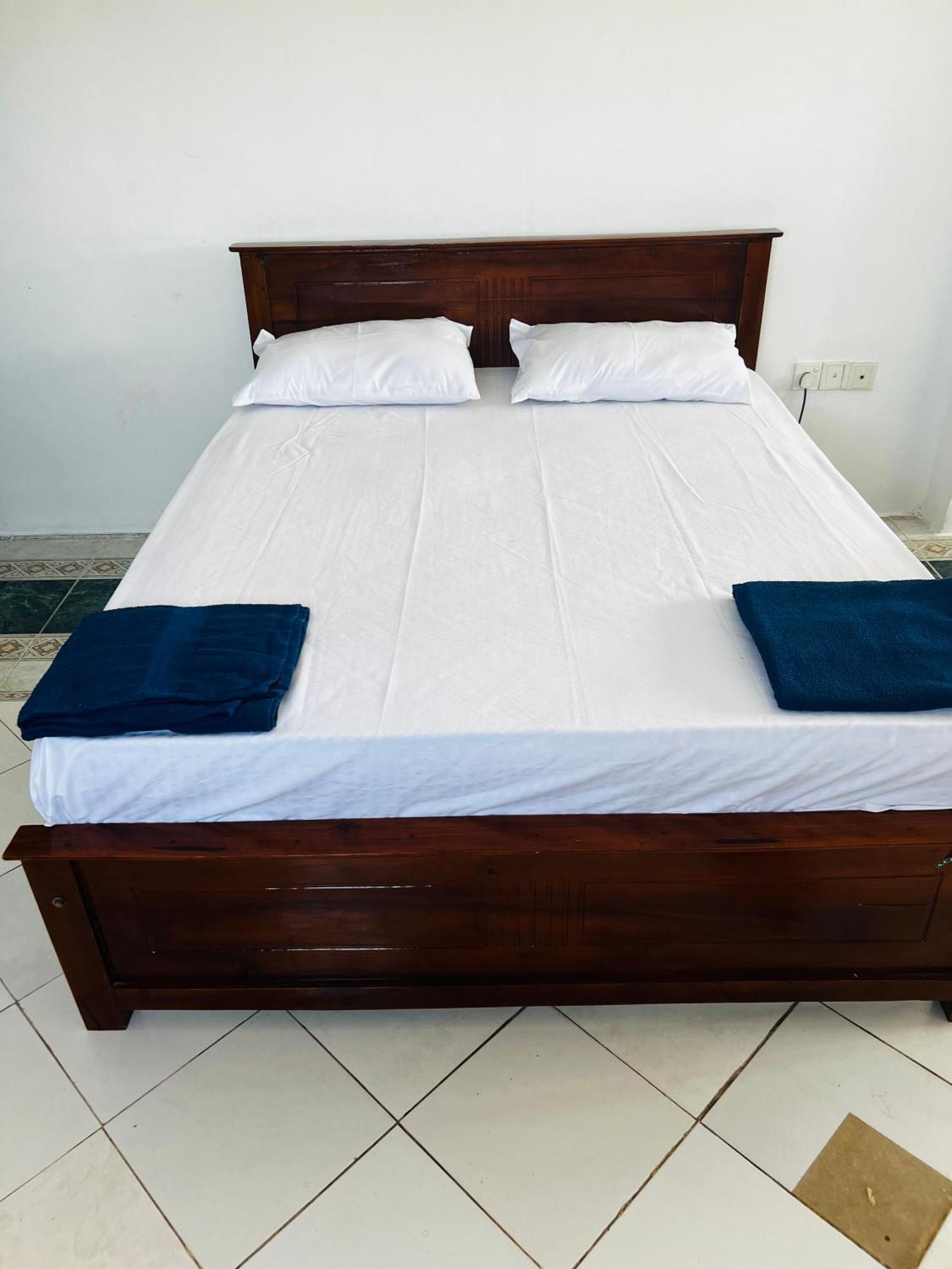 Ramlyn Guesthouse & Restaurant Negombo Extérieur photo