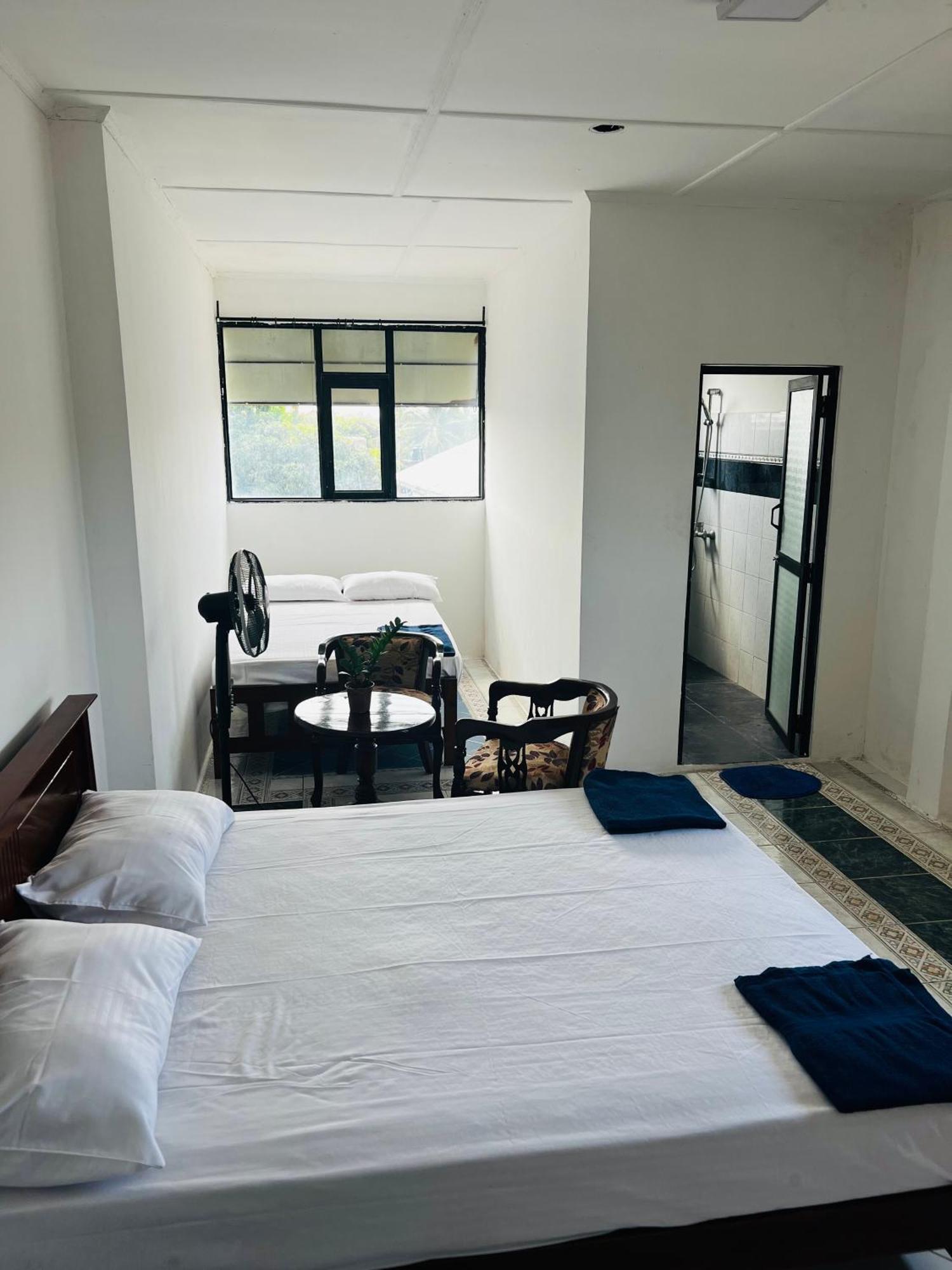 Ramlyn Guesthouse & Restaurant Negombo Extérieur photo