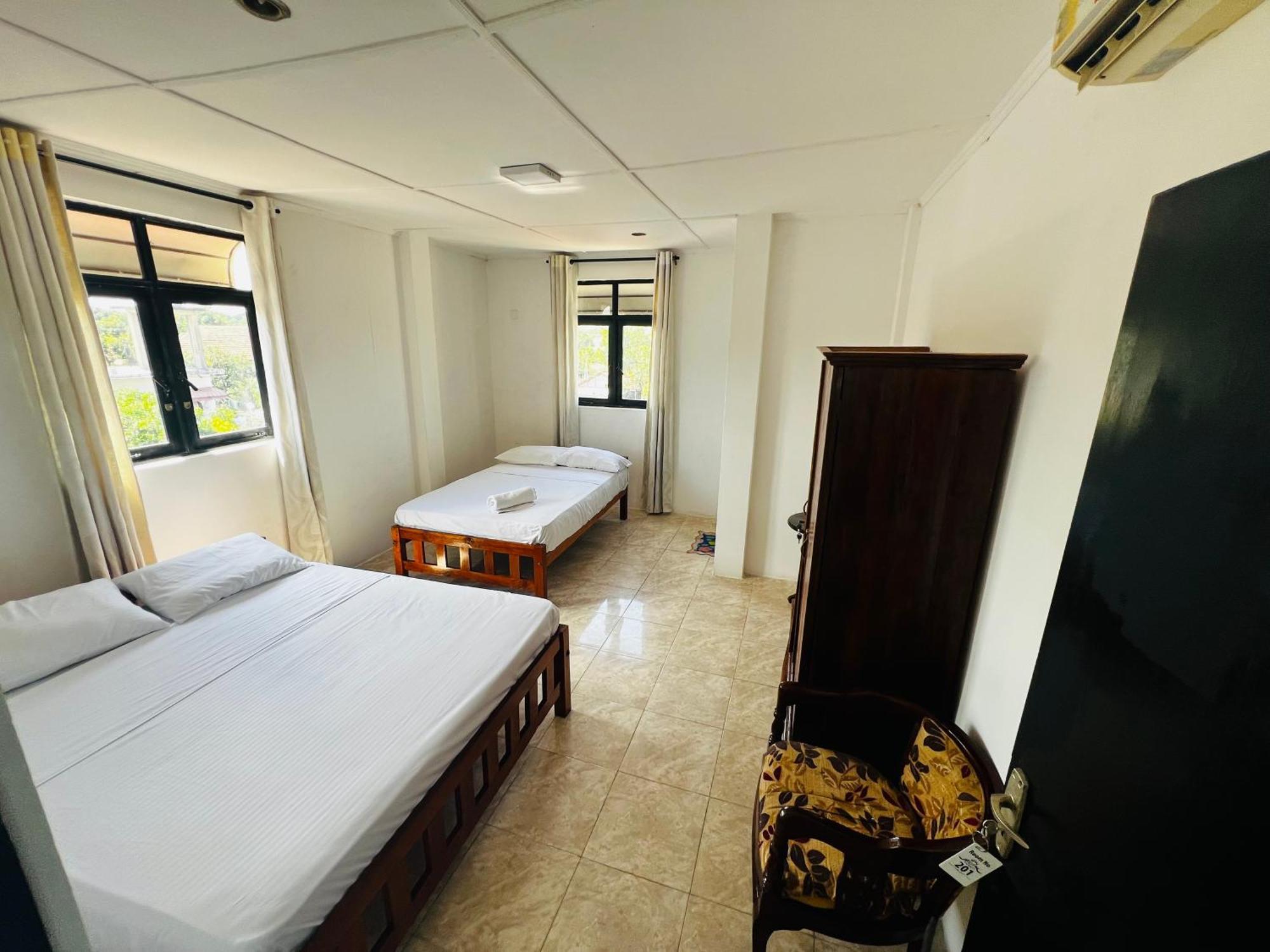 Ramlyn Guesthouse & Restaurant Negombo Extérieur photo